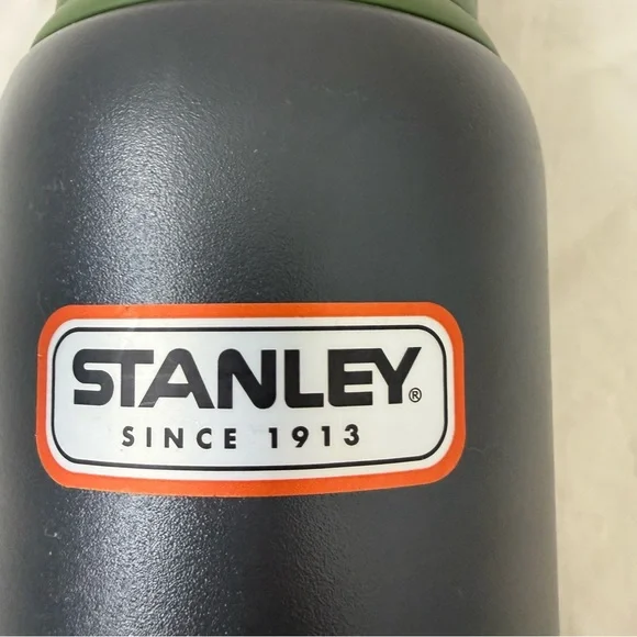 Stanley Outdoor Vacuum Bottle 1.1 quart/946ml - Picture 2 of 15